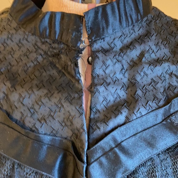 Antique ladies handmade cape in black lace. - Picture 3 of 9